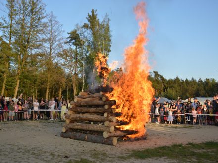 HRADECKÉ ČARODĚJNICE NA STŘÍBRNÉM RYBNÍKU